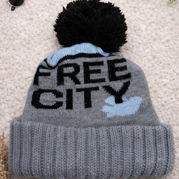 freecity Accessories - Freecity Gray and Black Pom-Pom Hat